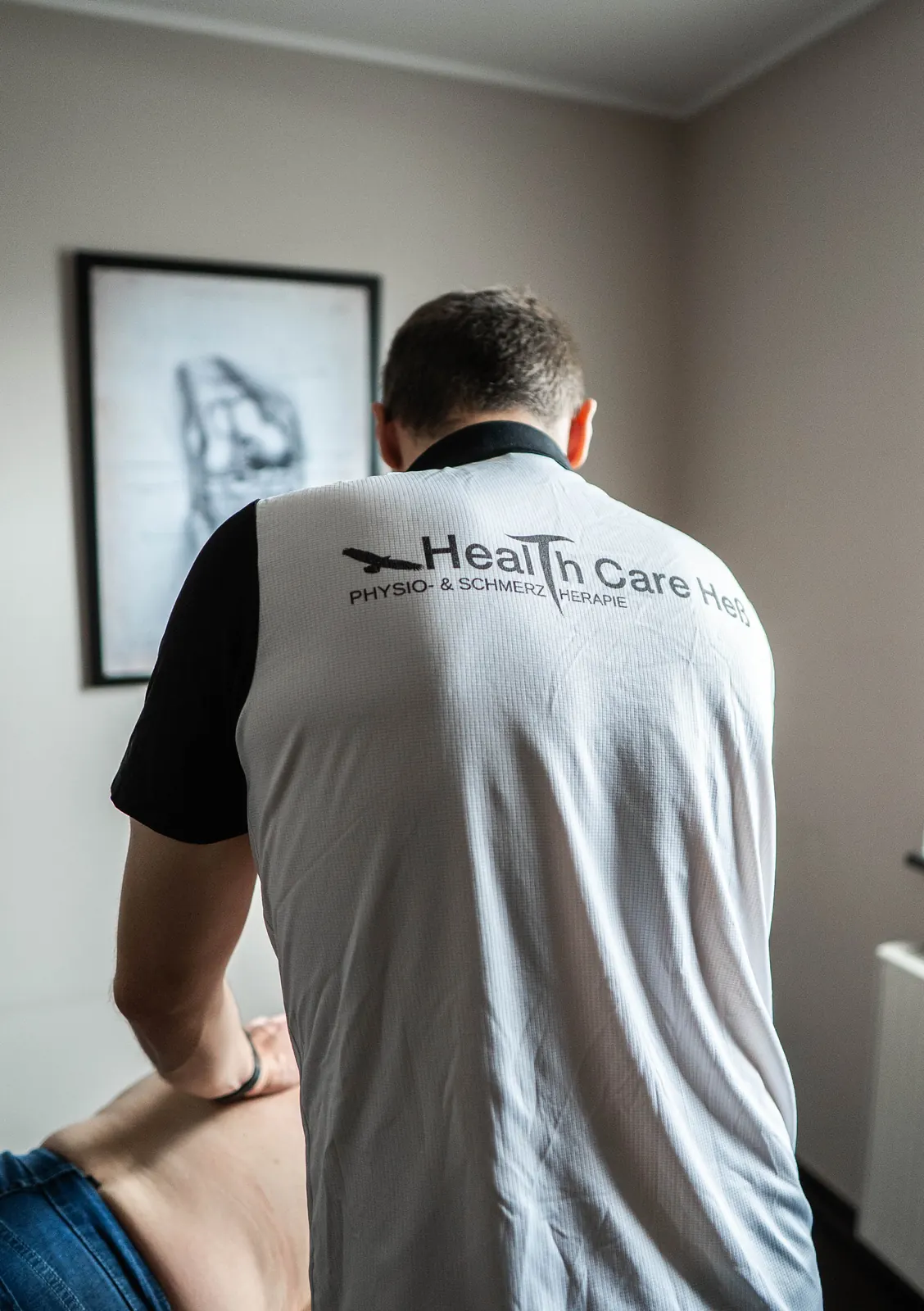 Therapeut von Health Care Heß bei einer Behandlung