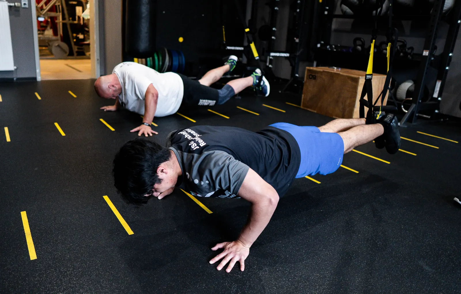 Training im Funktionsraum mit Schlingentrainer