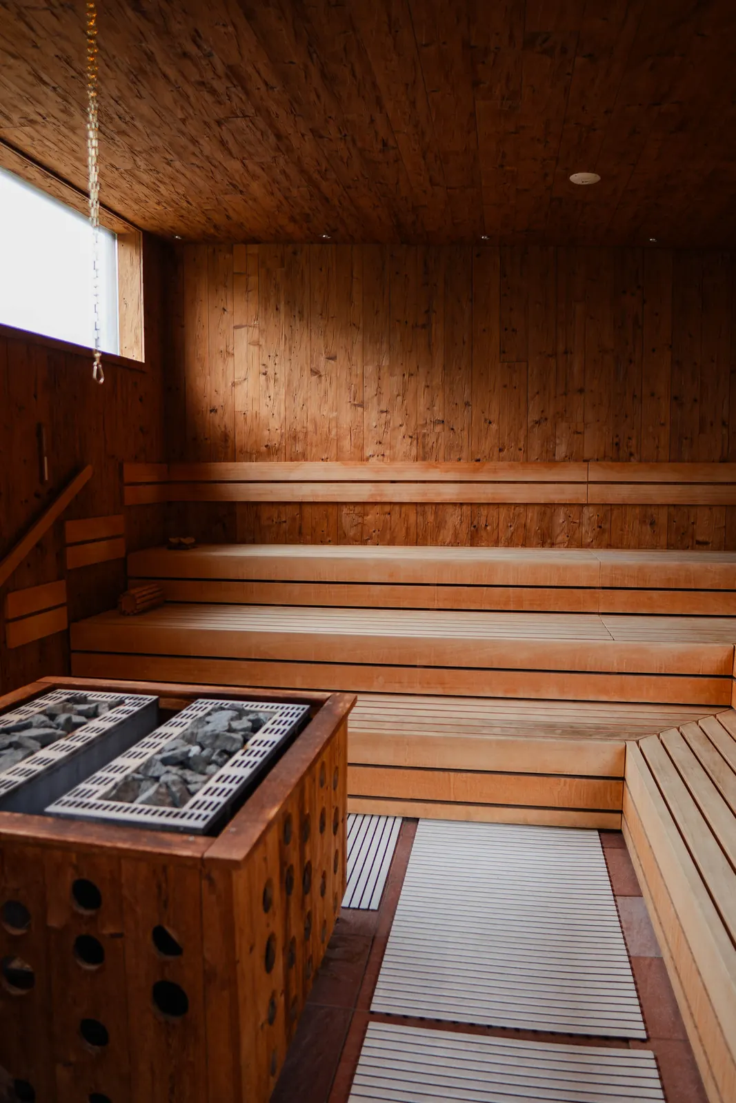 Sauna mit Holzliegen