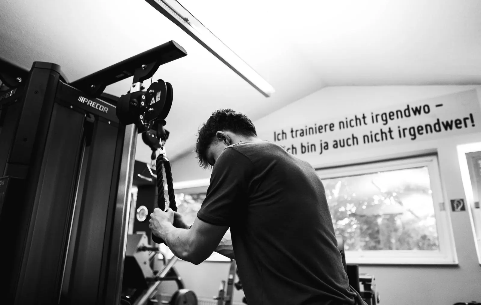 Therapeut stellt ein Trainingsgerät ein