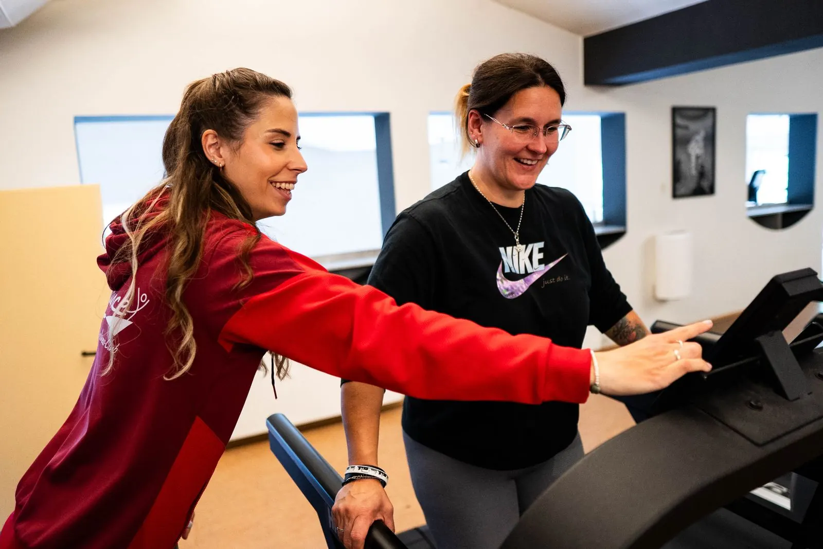 Therapeutin begleitet Laufbandtraining