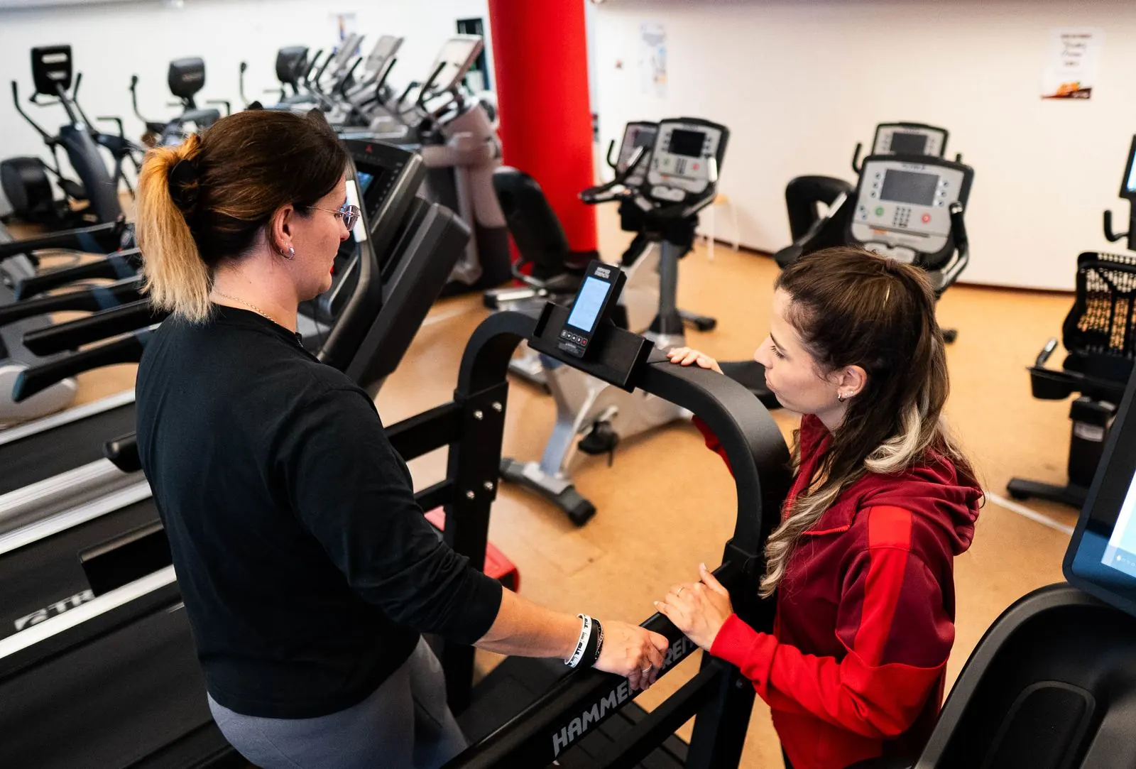 Therapeutin im Trainingsraum mit Geräten