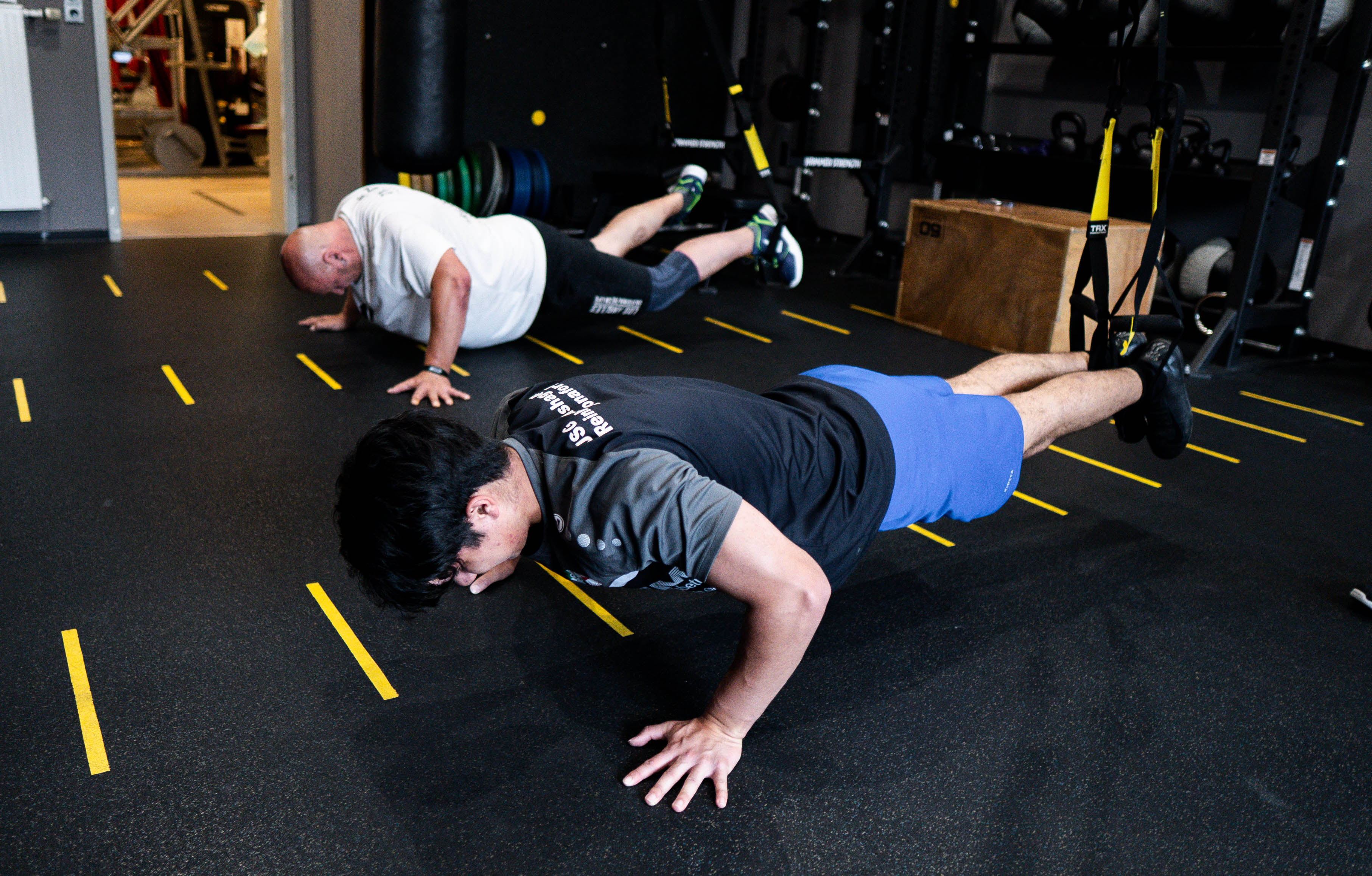 Training im Funktionsraum mit Schlingentrainer