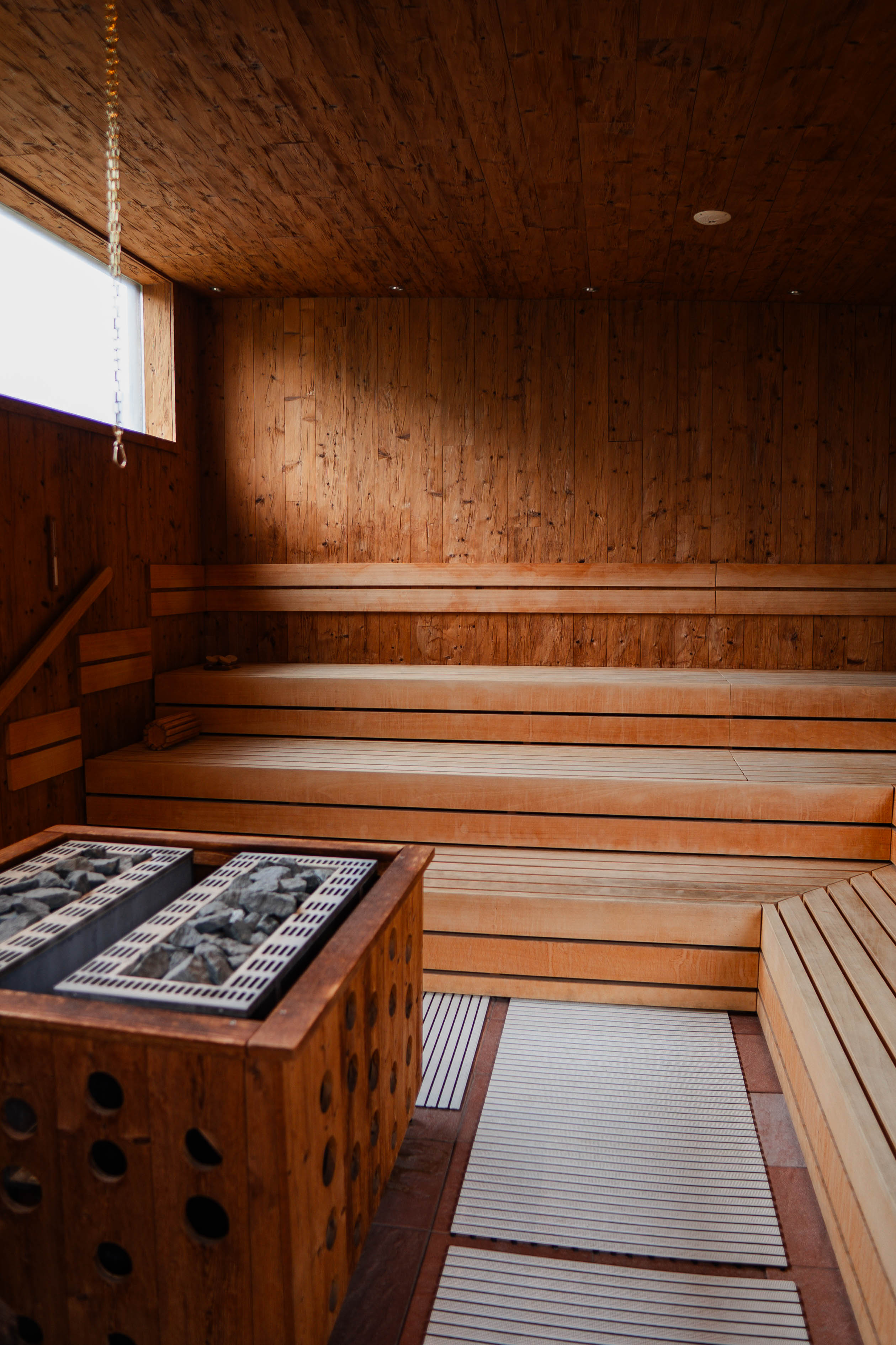 Sauna mit Holzliegen